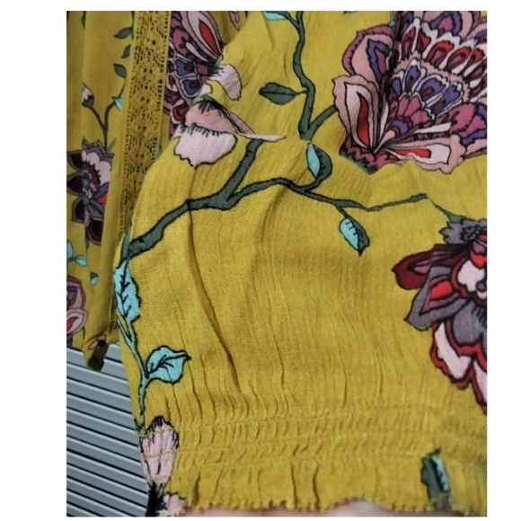 โ๐๏ธ St. John's Bay ๐ Long Sleeves Floral Top - Picture 7 of 9